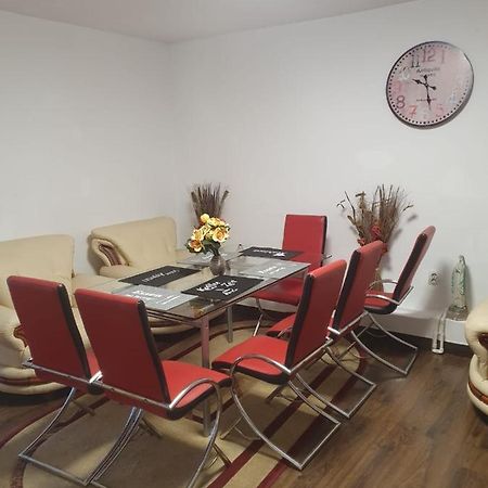 Relax Haus Hotel Hunedoara Exterior foto