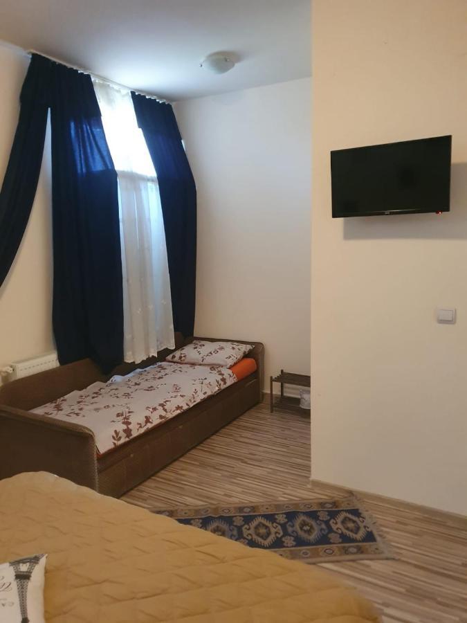 Relax Haus Hotel Hunedoara Exterior foto
